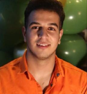 یونس (سامان) درمیان بامی